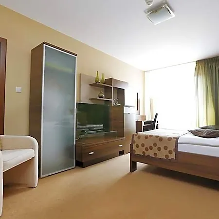 Szálloda With Free Parking 4*